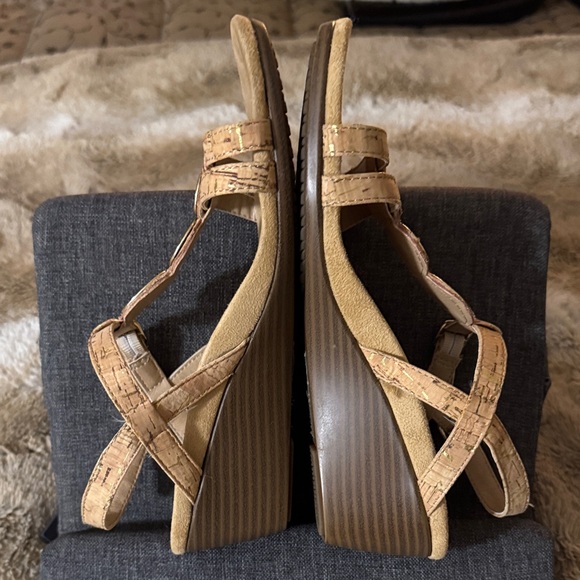Vionic Women's Tan Strappy Sandals with Gold Accents - Picture 3 of 4